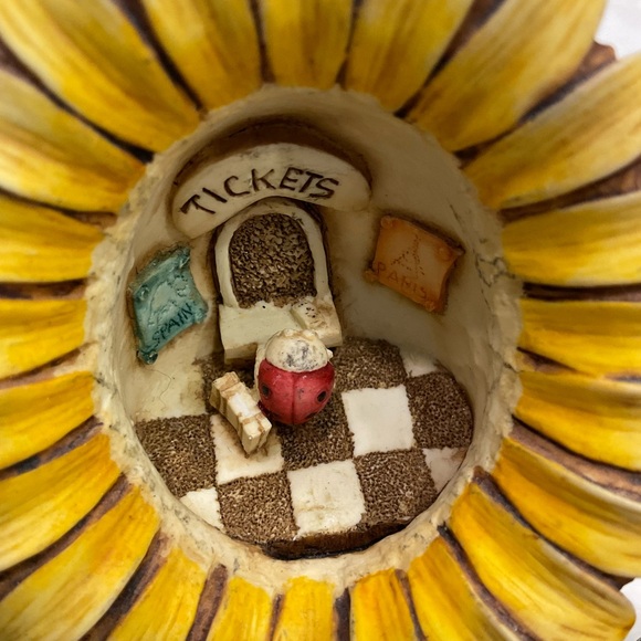 Lord Byron's Harmony Kingdom Garden Sunflower with butterfly, 3” x 4”, Lidded - Picture 6 of 9